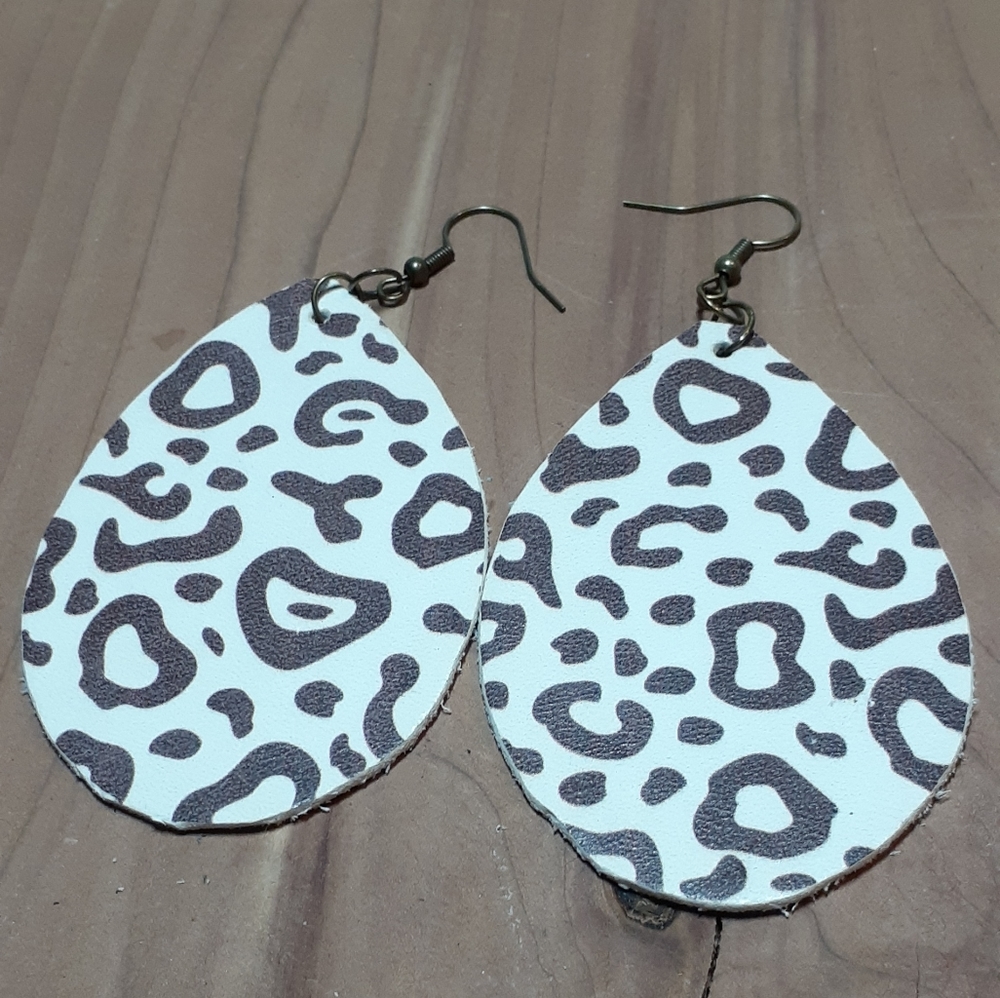 💕3/15💕 Faux leather earrings